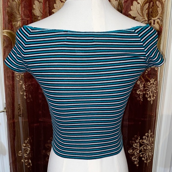Striped Off-Shoulder Crop Top - Picture 8 of 10